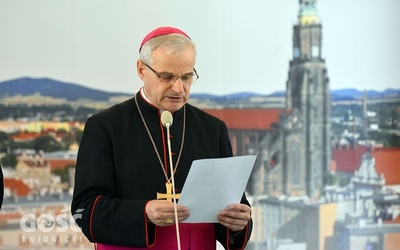 Bp Marek Mendyk w Świdnickiej Kurii Biskupiej.