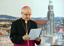 Bp Marek Mendyk w Świdnickiej Kurii Biskupiej.