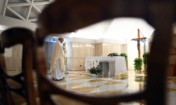 Franciszek: Widzieliśmy zdjęcia masowych grobów. Jest ich tak wiele...