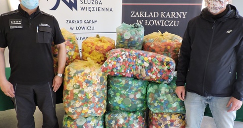 Zbieranie nakrętek to jedna z licznych form pomocy, w którą angażuje się Zakład Karny w Łowiczu.
