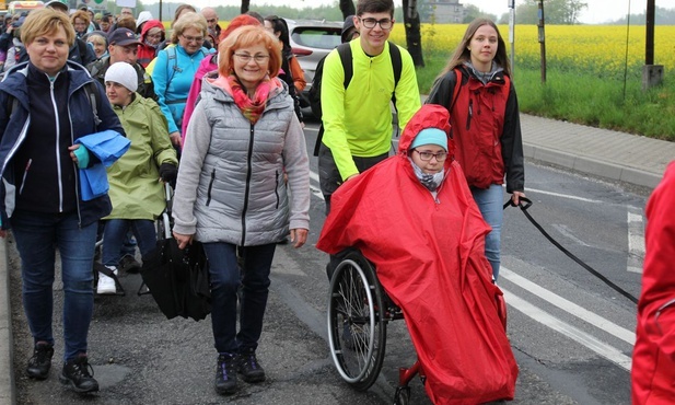 Anna Fabia z córką Marią i pielgrzymkowymi przyjaciółmi na trasie.