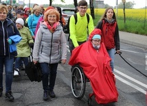 Anna Fabia z córką Marią i pielgrzymkowymi przyjaciółmi na trasie.