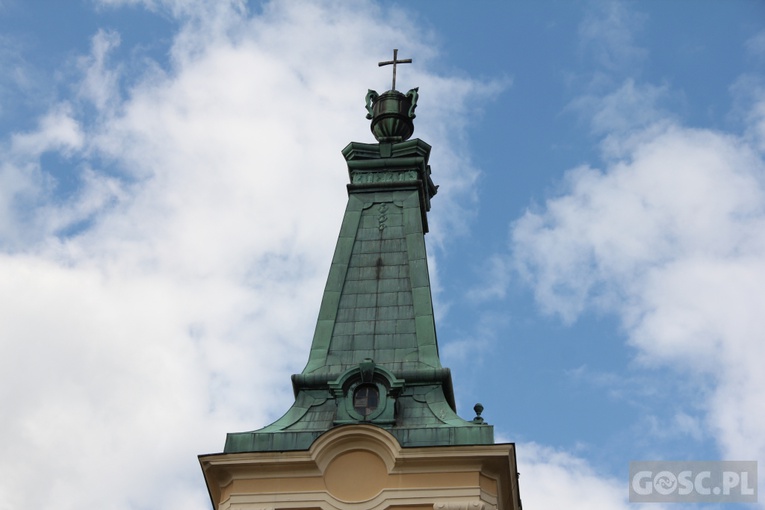 Sanktuarium w Rokitnie z bliska