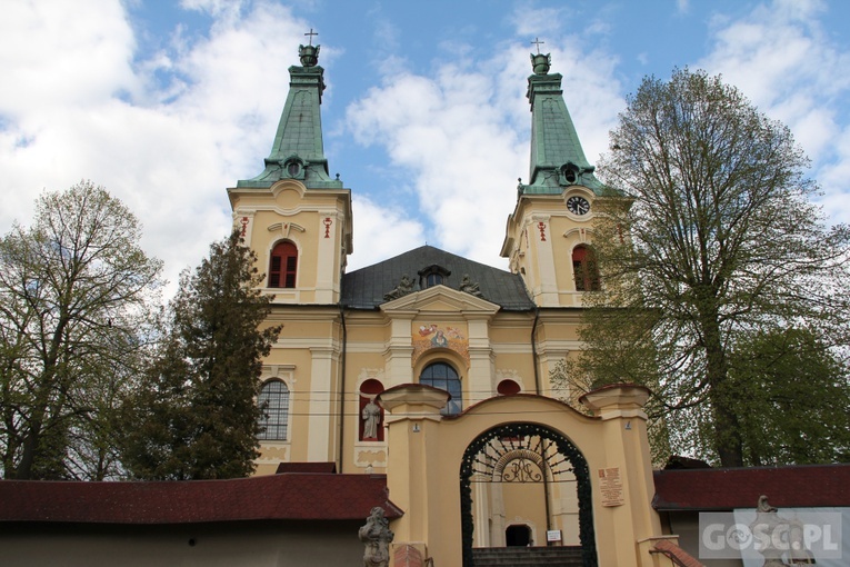 Sanktuarium w Rokitnie z bliska