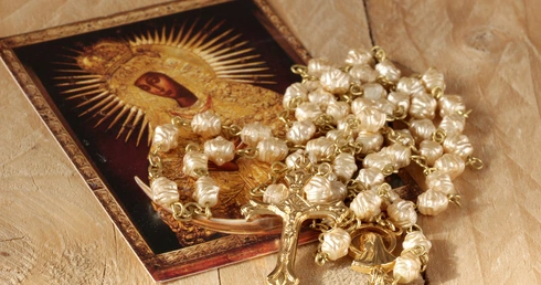 Papież zachęca w maju do modlitwy w jedności z cierpiącymi z powodu pandemii