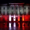 W piątek, sobotę i niedzielę (1-3 maja) w godz. 20-22 budynek Urzędu Miejskiego od strony ul. Żeromskiego jest oświetlany kolorami flagi narodowej.