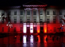 W piątek, sobotę i niedzielę (1-3 maja) w godz. 20-22 budynek Urzędu Miejskiego od strony ul. Żeromskiego jest oświetlany kolorami flagi narodowej.