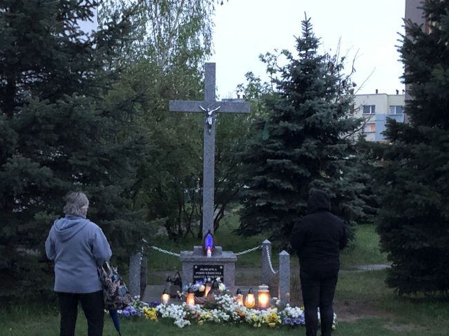 Stalowa Wola, parafia Opatrzności Bożej. Majówka przy osiedlowym krzyżu.