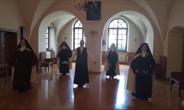 Tańczące karmelitanki bose z Krakowa