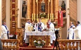 Mszę św. wraz z biskupem koncelebrowali proboszczowie i wikariusze z całej Nowej Rudy.