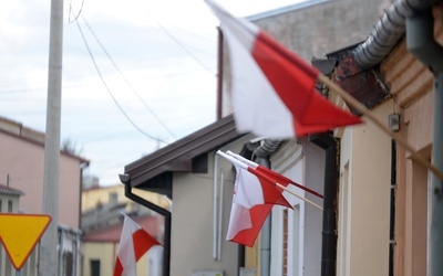 Flagi wywieszone przez mieszkańców Odrzywołu.