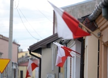 Flagi wywieszone przez mieszkańców Odrzywołu.