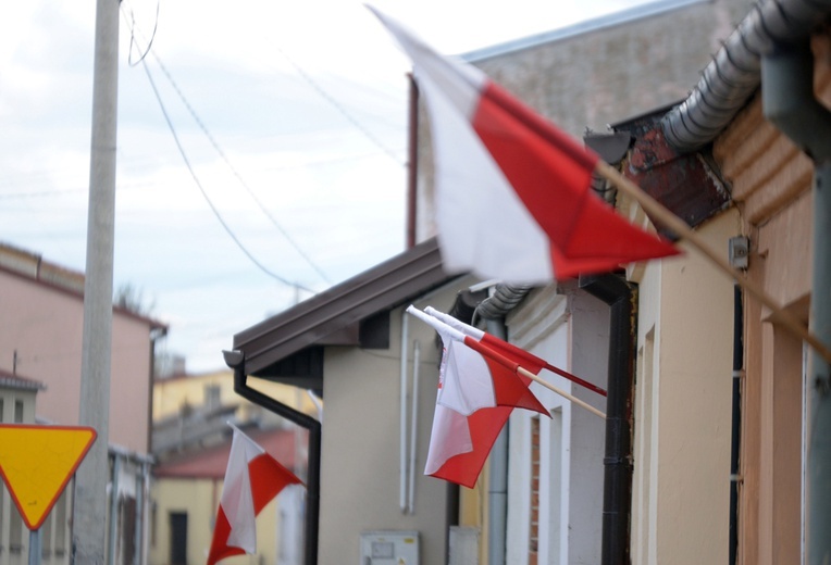 Flagi wywieszone przez mieszkańców Odrzywołu.