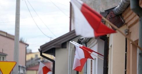 Flagi wywieszone przez mieszkańców Odrzywołu.