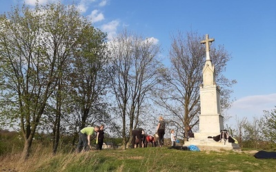 Przewodnicy PTTK zadbali o historyczne wzgórze 