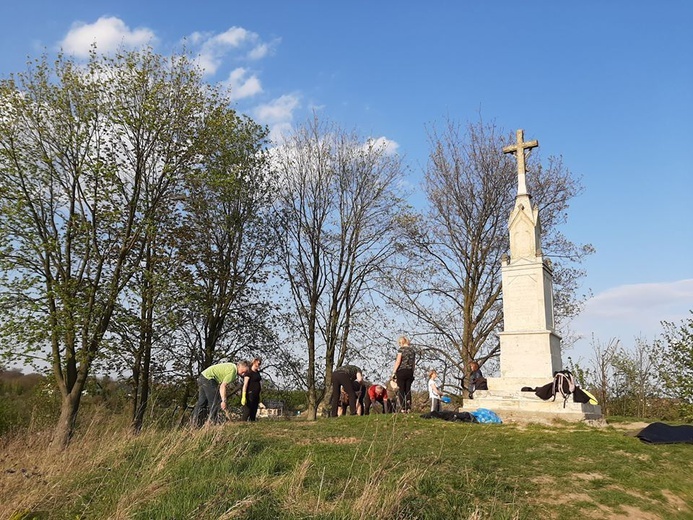 Przewodnicy PTTK zadbali o historyczne wzgórze 