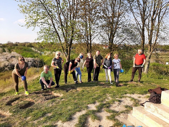 Przewodnicy PTTK na wzgórzu Salve Regina 