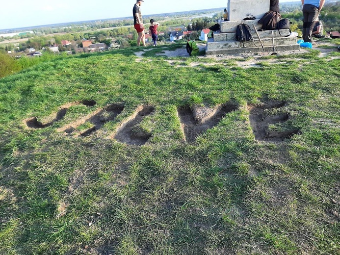 Przewodnicy PTTK na wzgórzu Salve Regina 