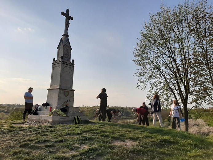 Przewodnicy PTTK na wzgórzu Salve Regina 