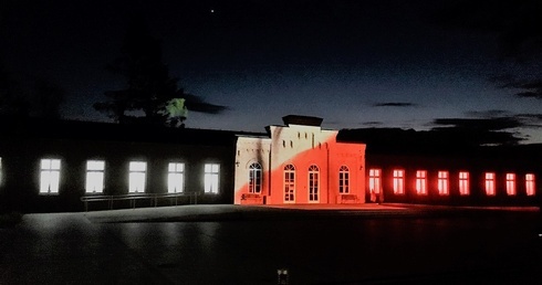 W sobotę 2 maja Muzeum Historyczne Skierniewic świeciło na biało-czerwono.