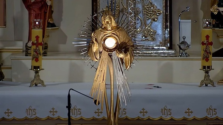Najświętszy Sakrament w łagiewnickiej monstrancji w kościele św. Marii Magdaleny w Międzybrodziu Bialskim.