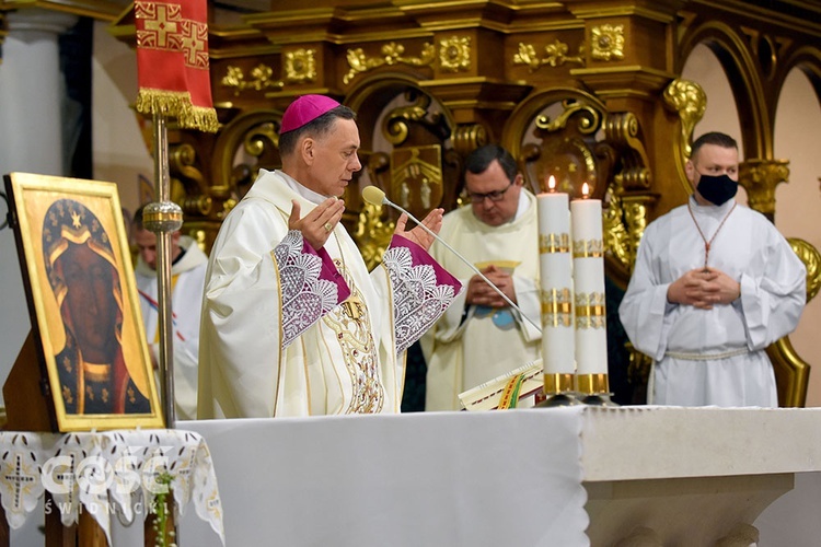 Strzegom. Msza św. za ojczyznę i chorego proboszcza