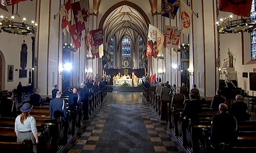 W uroczystej Eucharystii wzięli udział przedstawiciele władz państwowych, na czele z prezydentem Andrzejem Dudą i premierem Mateuszem Morawieckim.