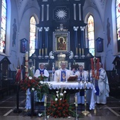 Msza św. w kościele pw. Matki Bożej Królowej Polski w Borzęcinie.