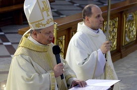 Po homilii pasterz Kościoła radomskiego dokonał aktu zawierzenia diecezji Najświętszemu Sercu Jezusa i Matce Bożej.