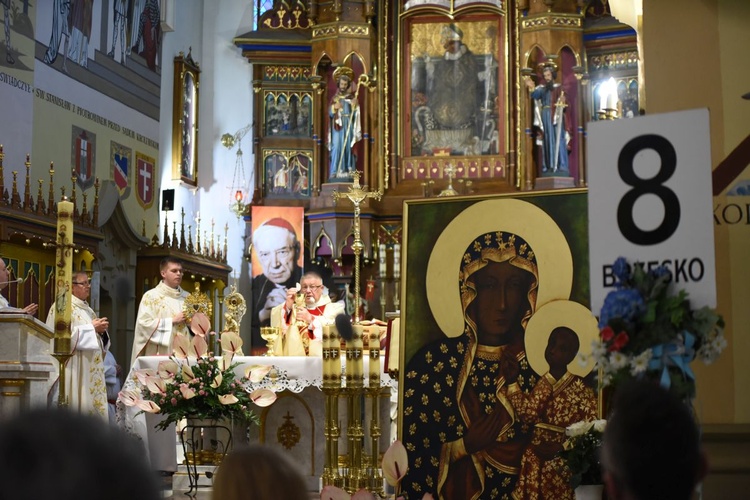 Modlitwie towarzyszyły ikona Matki Boskiej Częstochowskiej oraz znak grupy pielgrzymkowej.