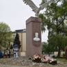 W wielu miastach, w tym także w Skierniewicach, pod pomnikami składano kwiaty.