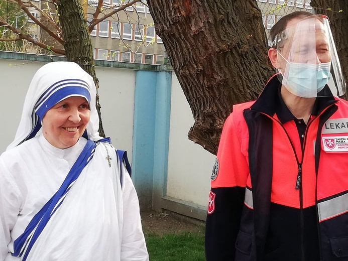 Śląskie. Namioty przy Śląskim Centrum Chorób Serca w Zabrzu, wsparcie niepełnosprawnych. Maltańczycy pomagają