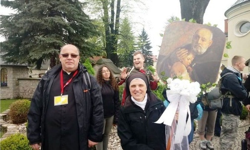 Ks. proboszcz Marek Wróbel, s. Boguchwała i pątnicy z Międzybrodzia Bialskiego na trasie.