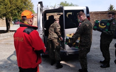 Caritas i władze miejskie pomagają samotnym seniorom w Głogowie