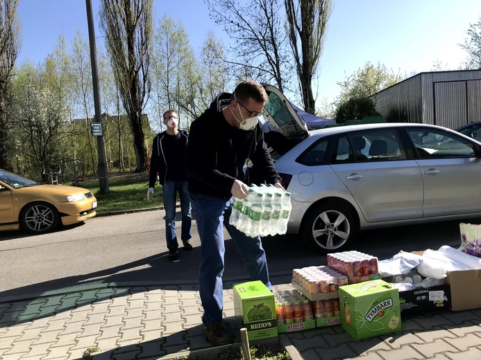 Dominikanki i ks. Piotr w bocheńskim DPS-ie