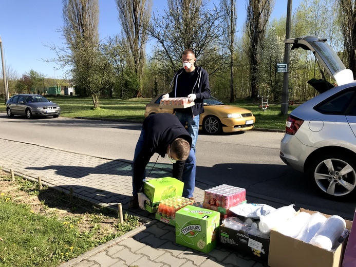 Dominikanki i ks. Piotr w bocheńskim DPS-ie