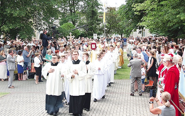 ▲	Takie uroczystości jak ta w Rokitnie pewnie jeszcze długo nie będą możliwe. Być może pod wpływem pandemii wiele  się zmieni w Kościele, ale on sam żyć nie przestanie.