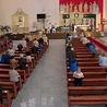 ▲	Coraz więcej osób decyduje się na udział w Eucharystii w kościele. Na zdjęciu: niedzielna Msza św. w parafii pw. Ducha Świętego w Zielonej Górze. 