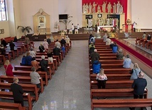 ▲	Coraz więcej osób decyduje się na udział w Eucharystii w kościele. Na zdjęciu: niedzielna Msza św. w parafii pw. Ducha Świętego w Zielonej Górze. 
