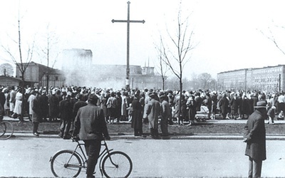 Esbecy fotografowali ludzi gromadzących się 27 kwietnia 1960 r. na os. Teatralnym.