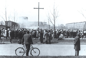 Esbecy fotografowali ludzi gromadzących się 27 kwietnia 1960 r. na os. Teatralnym.