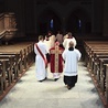 Procesja wyjścia w czasie liturgii w pustej katedrze opolskiej.