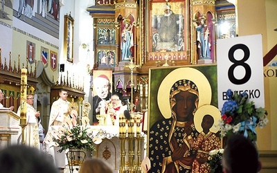 Modlitwie towarzyszyły ikona Czarnej Madonny i znak grupy pielgrzymkowej.