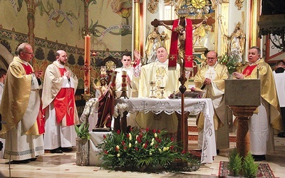 Ordynariusz tarnowski dziękował Bogu w ujanowickim kościele za dar ks. Bernardyna.