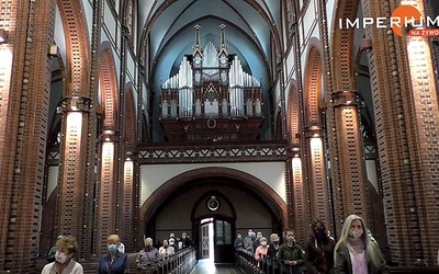 Jedna z Mszy z udziałem wiernych w katedrze gliwickiej po złagodzeniu obostrzeń.  