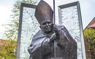 ◄	Kwiatki pod pomnikiem szybko zwiędną – więcej znaczy nawet najmniejszy gest dobroci.