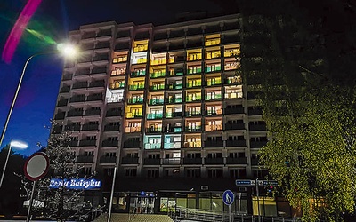 ▲	Na fasadach nieczynnych z powodu pandemii hoteli światło ułożyło się w symbole i napisy. 
