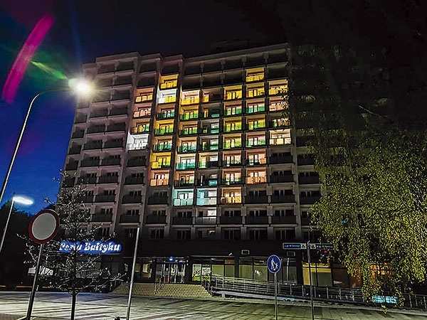 ▲	Na fasadach nieczynnych z powodu pandemii hoteli światło ułożyło się w symbole i napisy. 