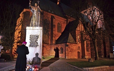 ▲	Koszalin, 2 kwietnia. Biskup Edward Dajczak, stojąc obok katedry, błogosławił relikwiami świętego miasto i całą diecezję.