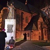 ▲	Koszalin, 2 kwietnia. Biskup Edward Dajczak, stojąc obok katedry, błogosławił relikwiami świętego miasto i całą diecezję.